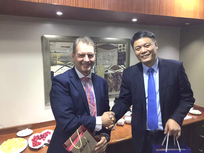 梁軍與標行常務行長Marais Anton合影.jpg