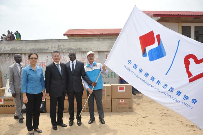 夏煌大使向剛果（布）志愿者服務(wù)總隊隊長鮮仕君授旗.jpg