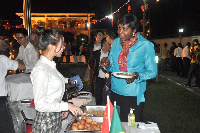 1519607742154388.jpg 我公司員工與外賓親切交流.jpg