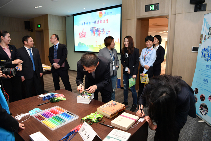 3.捐贈圖書并填寫愛心卡片 (7).JPG