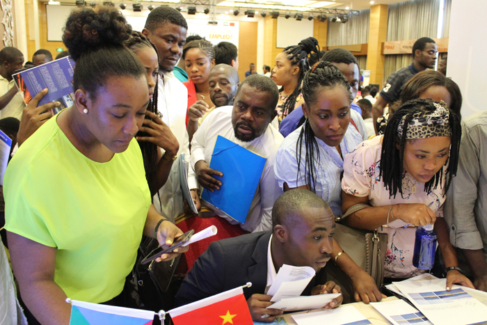 中國(guó)電建招聘臺(tái)前踴躍咨詢的當(dāng)?shù)孛癖?jpg