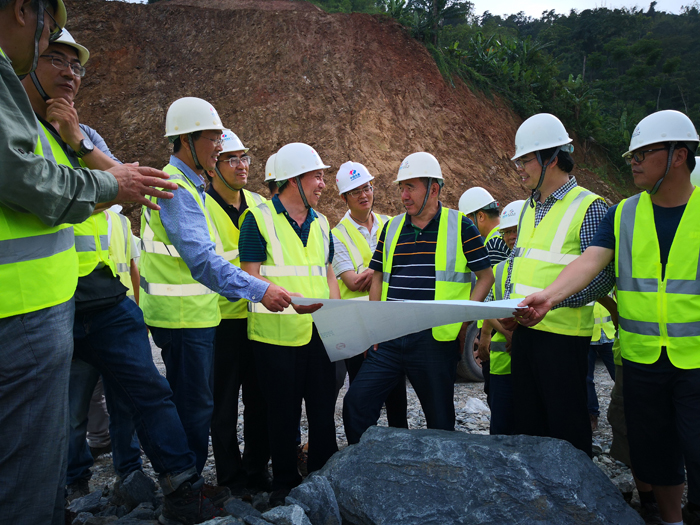 1527647858782013.jpg 專家組踏勘堆石料料場.jpg