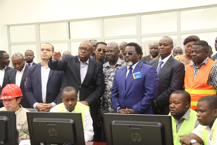 1529906651721893.jpg 4.在中控室,電力公司總經(jīng)理向總統(tǒng)講解.JPG