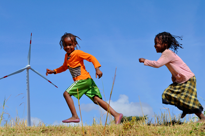 埃塞俄比亞拍攝到的非洲兒童 Ethiopian children running in the wind farm.jpg