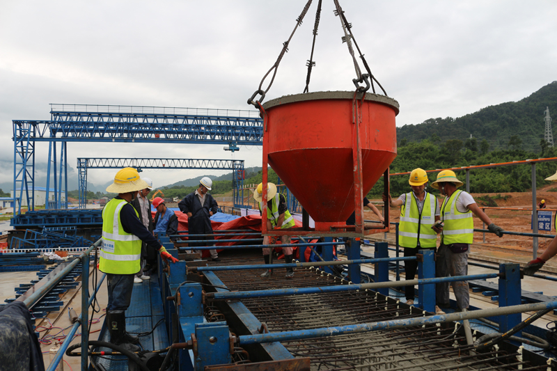 首梁澆筑施工現(xiàn)場 張琳琳攝.JPG