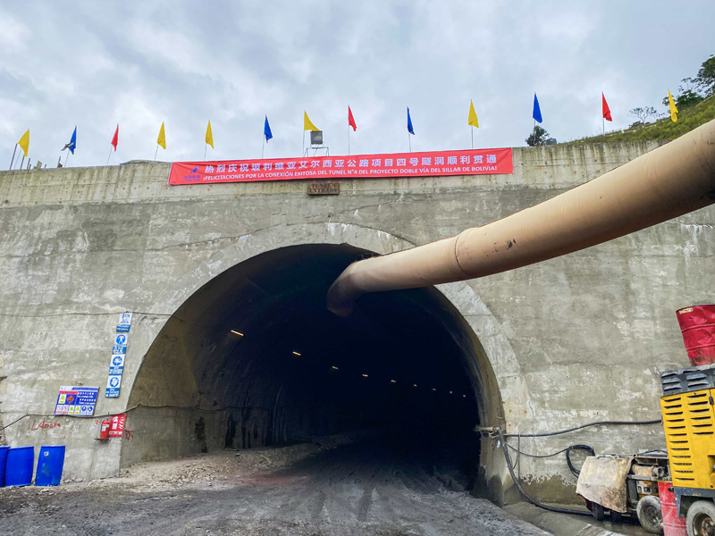 西亞 4號(hào)隧道 貫通1.jpg