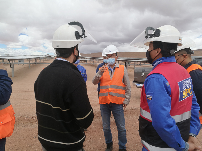 04  考察胡胡伊光伏項目部.jpg