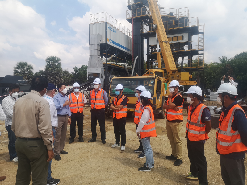 維基諾副部長在現場指導工作.jpg