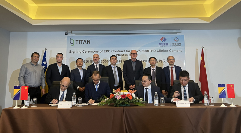 4.2 見(jiàn)證水泥廠項(xiàng)目簽約.jpg