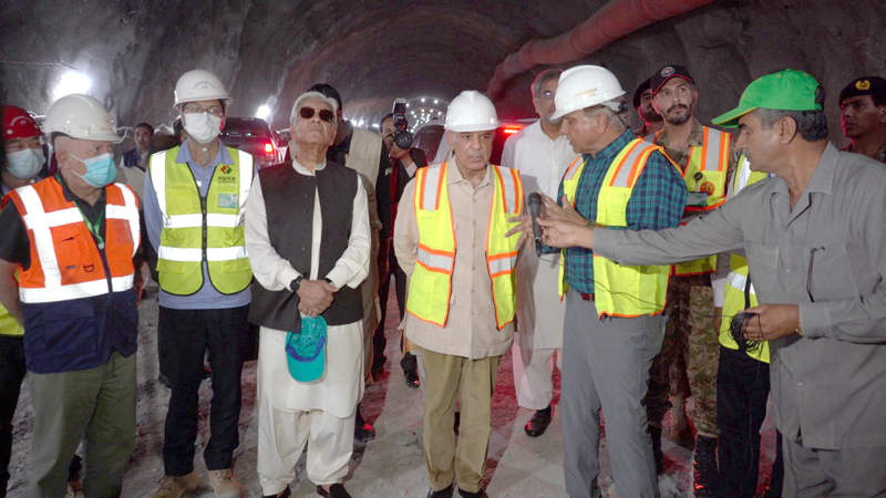 夏巴茲·謝里夫（右三）視察2號導流洞.jpg