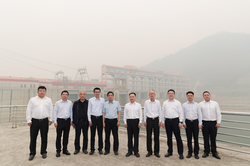南歐江一級(jí)水電站合影.jpg