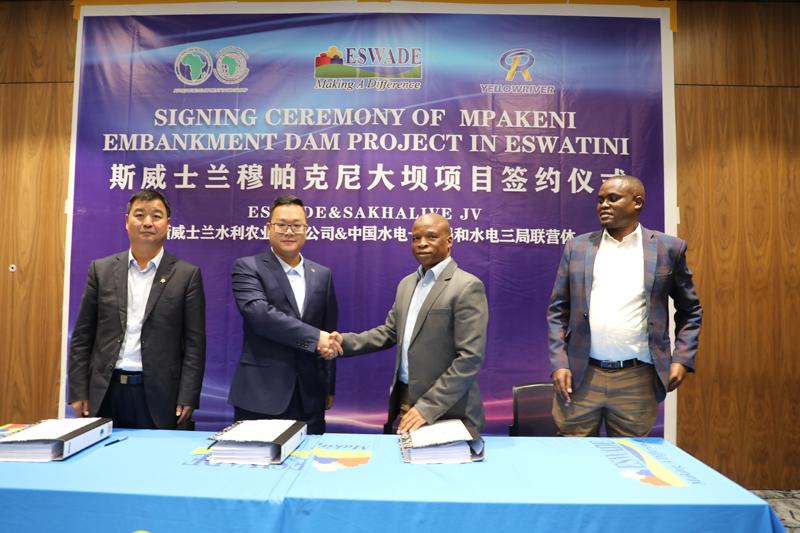 附件 穆帕克尼簽約照片.jpg