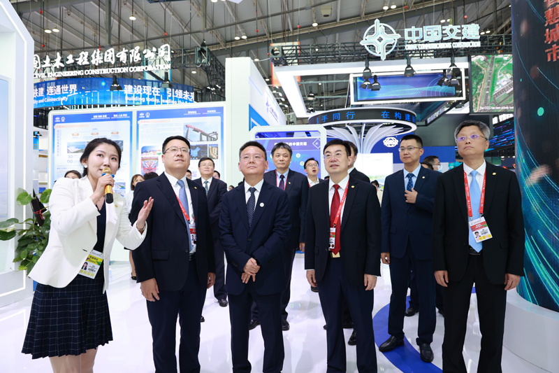 圖片2 國(guó)資委黨委委員茍坪參觀中國(guó)電建展臺(tái) 2.JPG