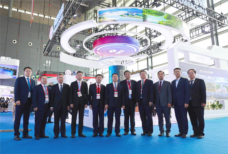 圖片2 王小軍在中國(guó)電建展臺(tái)合影.JPG