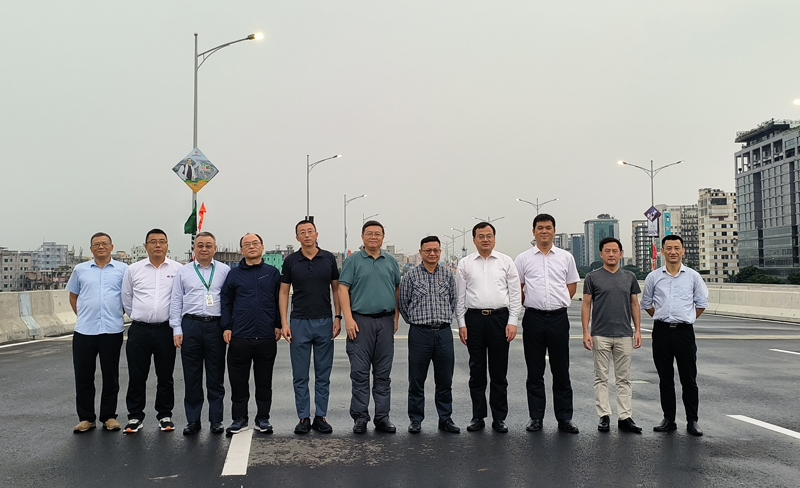 季總等領導高架橋合照.jpg