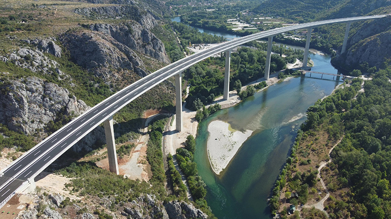 黑塞哥維那大橋全貌鳥(niǎo)瞰圖3.jpg