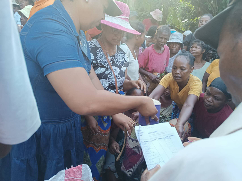 大米分發(fā)現(xiàn)場(chǎng) (2).jpg