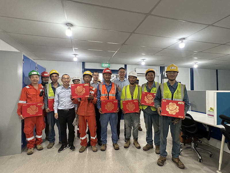 圖3 給工友發放慰問品.jpg