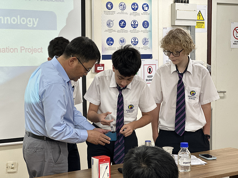 6.尚馬克學校學生們做實驗.JPG